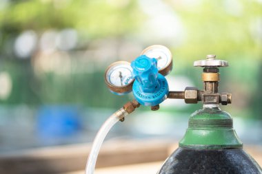 Ekipman tıbbi oksijen tankı ve silindir regülatör ölçmek. Bir hasta solunum hastalıkları ve Hastanesi Acil ilk yardım-oksijen gazı bakım için basınç kontrol yakın odak beyaz arka plan üzerinde.