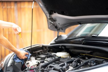 Tamirci adam çalışma ve onarım ya da araba servis merkezinde araba yağ motoru kontrol. Otomobil metal otomobil motoru parça detayları. Modern araç motor kavramı, Sanayi, Mekanik ve İş.