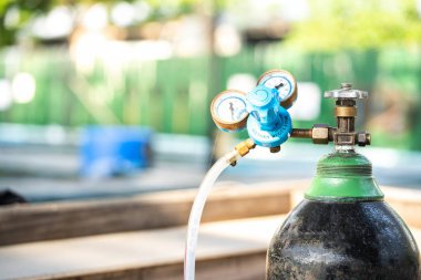 Ekipman tıbbi oksijen tankı ve silindir regülatör ölçmek. Bir hasta solunum hastalıkları ve Hastanesi Acil ilk yardım-oksijen gazı bakım için basınç kontrol yakın odak beyaz arka plan üzerinde.