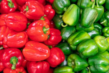 Taze sarı, yeşil ve kırmızı organik Palermo tatlı biber biber gurme veya pazar sepet içinde grubu kapatın. Sebze tepsisi Pazar tarım çiftlik.