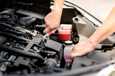 Araba servisi Merkezi mekanik adam çalışma ve onarım araba motoru. Otomobil metal araba motor bölümü ayrıntılar. Modern araç motor, sanayi, makinist ve iş kavramı.