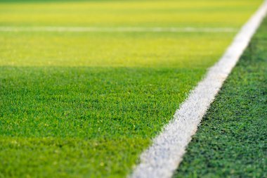 Yeşil futbol sahası önden görünümü. Stadyum güzel suni çim. Futbol çim zemin arka plan beyaz şerit çizgili ve tekme köşe. Arka plan, spor, doku kavramı