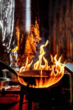 Şef kızartma tavasında kızarmış şehriye pişiriyor, biber biberi, istiridye sosu, mutfakta gazdan kızgın yağ. Geleneksel Lezzetli Tayland yemekleri..