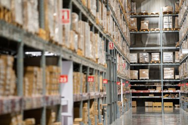 Depo ya da sanayi ve lojistik şirketinin arka planı. Zeminde depo var ve yüksek rafları aradı.