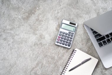 Üst kattaki ofis masasında yatıyordu. Hesap makinesi, kalem, dizüstü bilgisayarı olan çalışma alanı. Metin için boşluk, sözcük için boşluk kopyala. İş Finansmanı, Eğitim Teknolojisi. Evden çalışma..