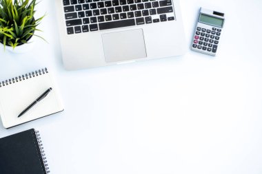 Üst kattaki ofis masasında yatıyordu. Hesap makinesi, kalem, dizüstü bilgisayar, not, beyaz arka plan üzerine kalem. Metin için boşluk, sözcük için boşluk kopyala. İş Finansmanı, Eğitim Teknolojisi. Evden çalışma.