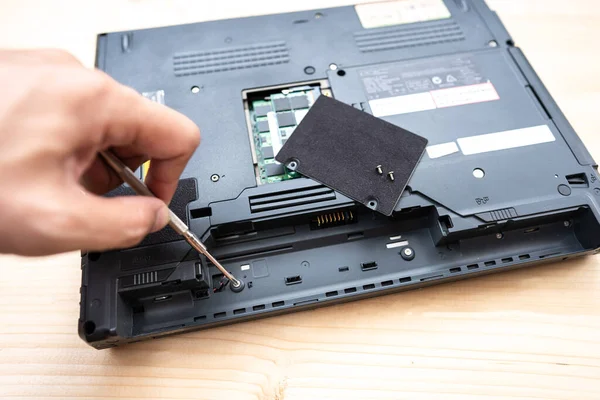 Computer Reparatie Concept Close Van Man Reparatie Laptop Moederbord Met — Stockfoto
