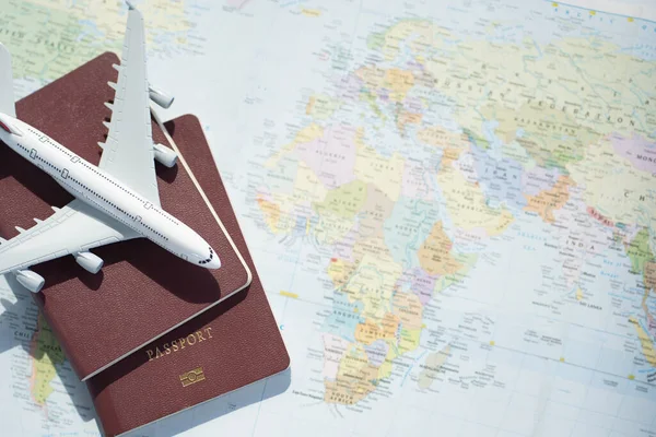 Passeport Avec Une Carte Arrière Planification Voyage Vue Dessus Des Images De Stock Libres De Droits