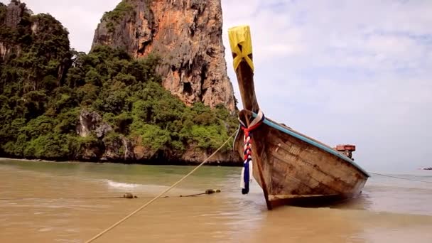 Denizin Üzerinde Sallanan Tekne — Stok video