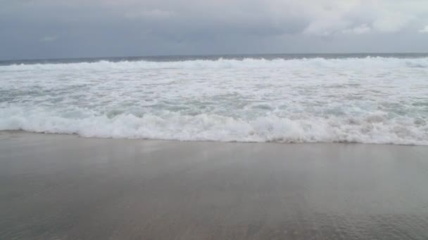 Köpüklü Dalgalar Bir Plaj Üzerine Çökmesini — Stok video