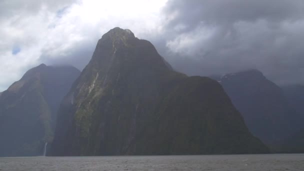 Milford Som Com Densa Cobertura Nuvens — Vídeo de Stock