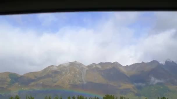 Regenboog Aan Voet Van Een Berg — Stockvideo