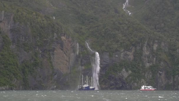 Schiffe Unter Einem Wasserfall — Stockvideo