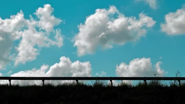 Verkehr Mit Einem Schönen Bewölkten Himmel Als Hintergrund — Stockvideo