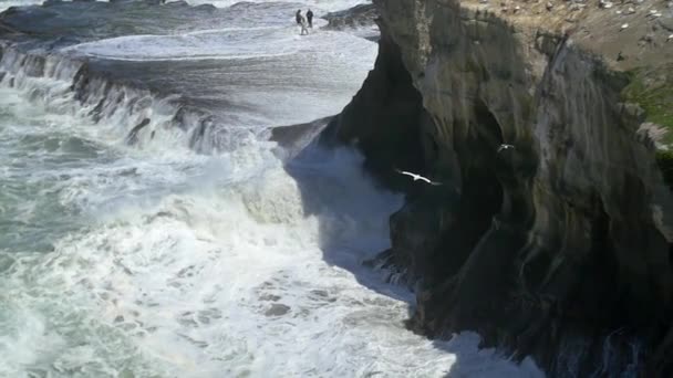 Хвилі Розбивають Обличчя Скелі — стокове відео