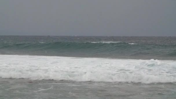 Κύματα Που Σκάνε Στα Ανοικτά Θυελλώδη Ακτή — Αρχείο Βίντεο