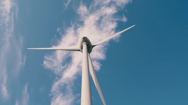 Turbina Eólica Com Céu Azul — Vídeo de Stock