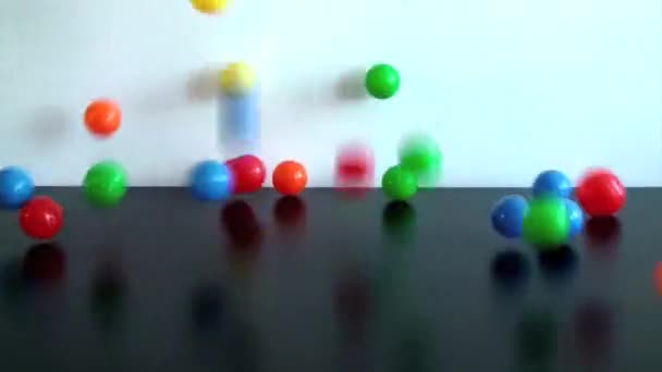 空から落ちてくるボール — ストック動画