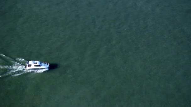 水にボートのビデオ — ストック動画