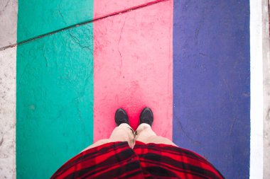 Üç çizgi renk platformda ayakta