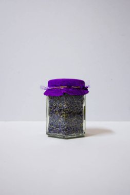 Kurutulmuş lavanta çay kap içinde