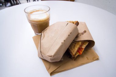 İyi bir kafede basit brunch