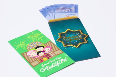 'Duit Raya' yetişkin Eid al-Bayramı kutlama Malezya sırasında çocuklar için verilen para var. Bu Malay bir gelenektir ve çocuklar için sadaka olarak kabul.