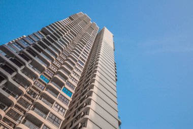 Mavi gökyüzü üzerinde gökdelenler ile ortak modern condominium binanın düşük açı görünümü.