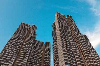 Mavi gökyüzü üzerinde gökdelenler ile ortak modern condominium binanın düşük açı görünümü.