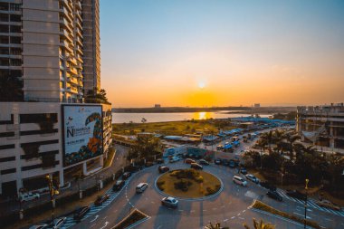 Gün batımı manzaralı şehirde modern kat mülkiyeti binaları