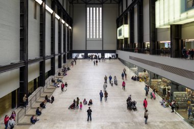 London, Büyük Britanya - 12 Mayıs: Hall Londra Tate modern Galerisi üzerinde 12 Mayıs 2018