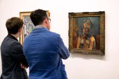 London, Büyük Britanya - Mayıs 12: 12 Mayıs 2018 üzerinde modern Londra Tate Pablo Picasso resimlere bakarak ziyaretçi