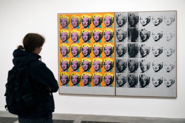 London, Büyük Britanya - 12 Mayıs: Andy Warhol Marilyn Diptych, Tate modern 12 Mayıs 2018 Londra'da boyama bakarak ziyaretçi