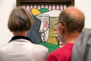 London, Büyük Britanya - 12 Mayıs: Pablo Picasso Tate kadın büstü modern 12 Mayıs 2018 Londra'da boyama bakarak ziyaretçi