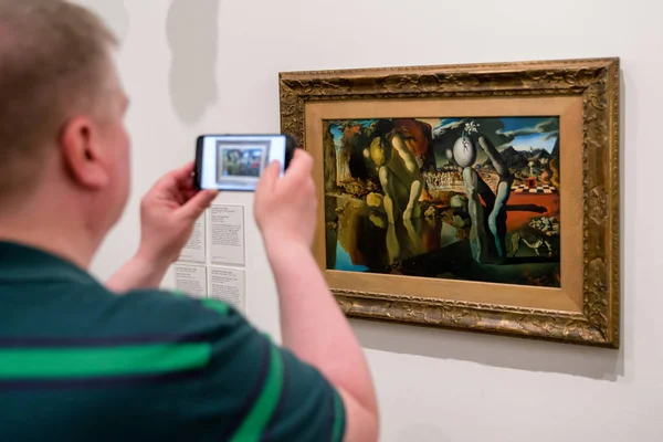 5月12日 人看萨尔瓦多大理绘画变形在画廊泰特现代在伦敦的2018年5月12日 — 图库照片