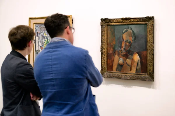 Londres Reino Unido Mayo Visitantes Mirando Las Pinturas Pablo Picasso — Foto de Stock