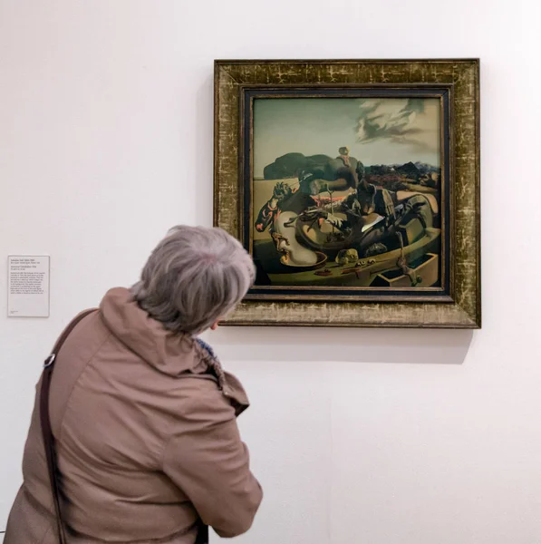 London United Kingdom May Visitor Looking Salvador Dali Oil Painting — Stock Photo, Image