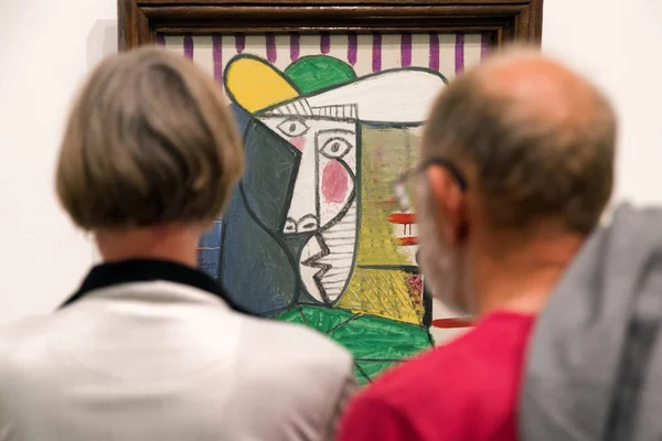 Лондон Объединенный Кингдом Мая Посетители Смотрящие Картину Пабло Пикассо Бюст — стоковое фото