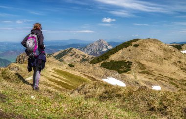 Kadın hiker tepenin üstünde. Mala Fatra Milli Parkı.