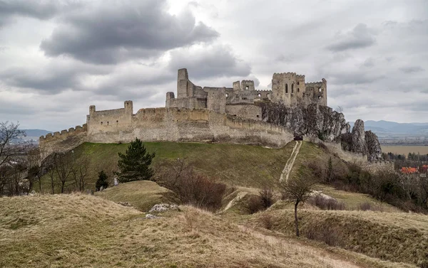 Şato harabesi - Hrad Beckov, Slovakya