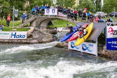 Liptovsky Mikulas, Slovakya - 24 Haziran: Aşırı Kano slalom ICF Dünya Kupası'nda ilk tur 24 Haziran 2018 yılında Liptovsky Mikulas