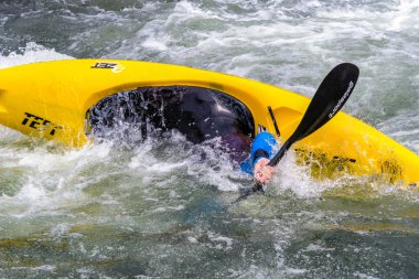 Liptovsky Mikulas, Slovakya - 24 Haziran: Eskimo aşırı Kano slalom ICF Dünya Kupası'nda ilk yuvarlak 24 Haziran 2018 yılında Liptovsky Mikulas rulo
