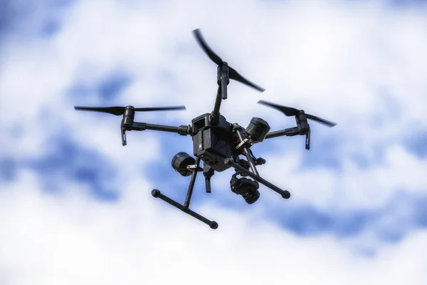 Quadrocopter Drone Volante Con Cielo Sullo Sfondo — Foto Stock