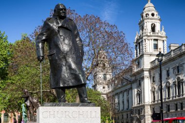 London, Büyük Britanya - 14 Mayıs: Londra'nın üzerinde 14 Mayıs 2018 Winston Churchill heykeli