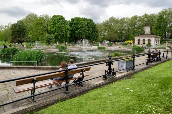 Λονδίνο Ηνωμένο Βασίλειο Μαΐου Άνθρωποι Στον Πάγκο Στο Kensigton Κήπους — Φωτογραφία Αρχείου
