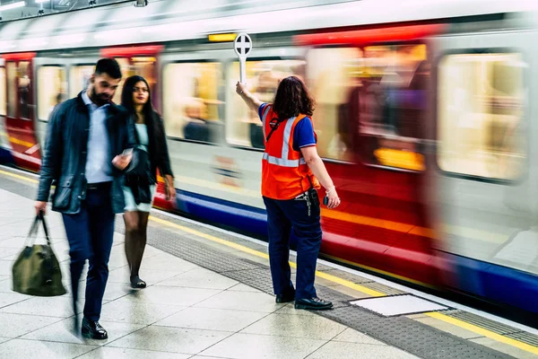 2018 日にロンドンのウェストミン スター駅でロンドン イギリス ディスパッチャー — ストック写真