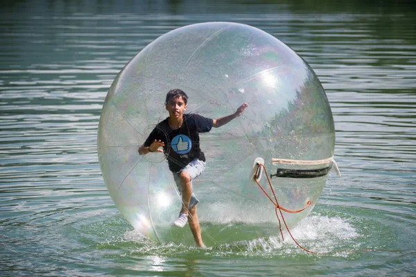 Niño Jugando Dentro Una Bola Flotante Agua Caminando Aquazorbing — Foto de Stock