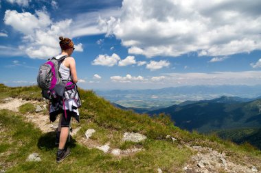 Tepenin üst kısmından güzel doğa üzerinde seyir sırt çantası ile kız hiking. Düşük Tatras dağlar, Slovakya