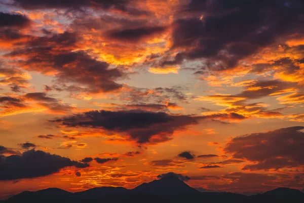カラフルな夕日とオレンジ色の Couds 山の風景のシルエット — ストック写真