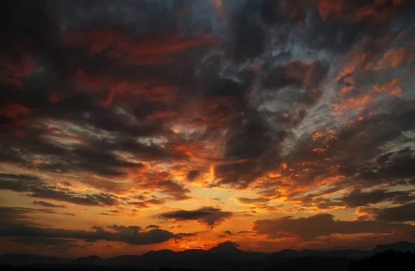 カラフルな夕日とオレンジ色の Couds 山の風景のシルエット — ストック写真